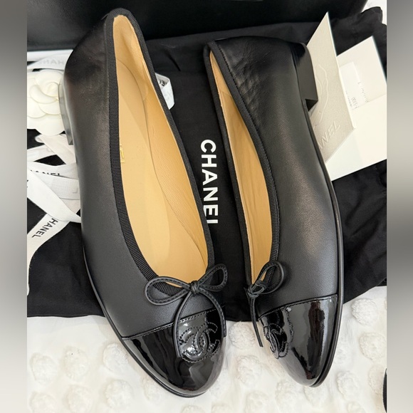 CHANEL Black Leather Patent Toe Ballet Flats 38 BNIB - Picture 4 of 14